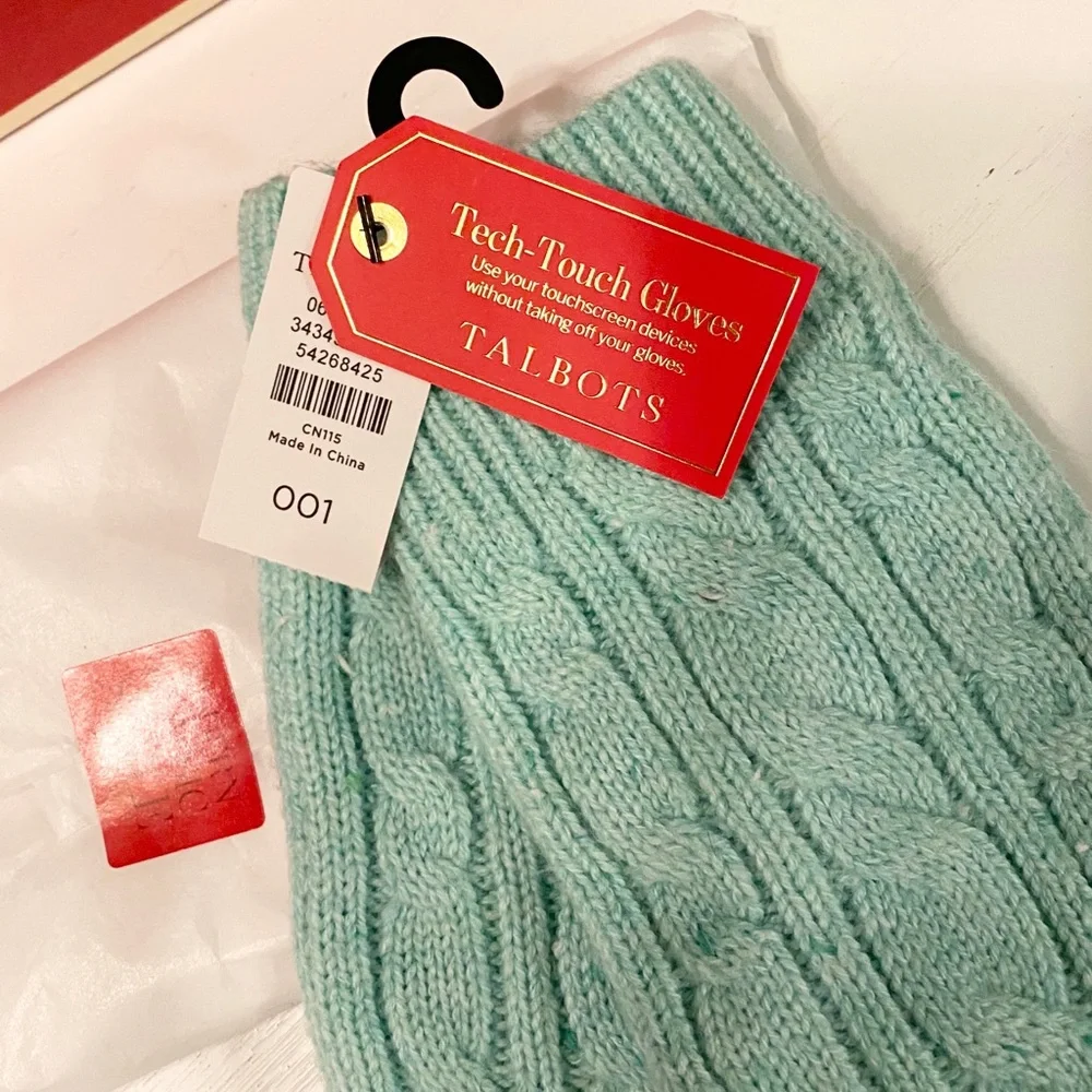 NWT Mint Green Cozy Cable Tech Gloves w/ Gift Box